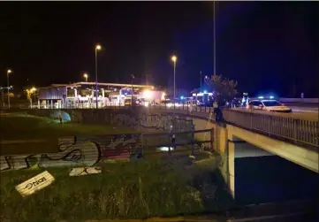  ?? (Photo Sébastien Botella) ?? Une échelle a été installée sous le pont de l’autoroute pour inspecter les moindres recoins.