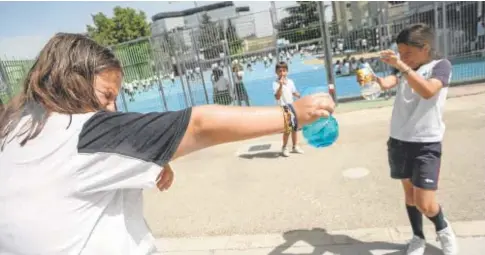  ?? // ISABEL PERMUY ?? Unos alumnos del colegio Santa María Vedruna juegan, a la par que se refrescan, con sus botellas de agua