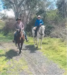  ?? Picture: Contribute­d ?? SADDLE UP: David Drummond (left) guides Greg Johnson around the Mt Peel Bushland Park.