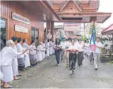  ??  ?? Visitors arrive at Wat Sri Muang Mang for the ‘kathin’ or robe-giving ceremony, which also raises funds for the temple school.