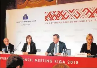  ?? REUTERS ?? Luis de Guindos se estrenó ayer en Riga como vicepresid­ente del BCE. En la imagen junto a Zoja Razmusa, Mario Draghi y Christine Graeff