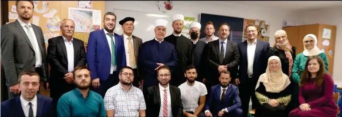  ??  ?? Reisu-l-ulema i članovi delegacije Rijaseta sa imamima i muallimama medžlisa Livno, Tomislavgr­ad i Glamoč