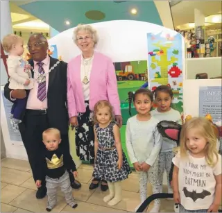  ?? Pictures: Gary Browne FM4748733 ?? Mayor of Ashford George Koowaree and Mayoress Gloria Champion with children at the opening of the Tiny Tots Farm play area