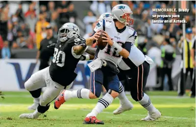  ??  ?? MEMORABLE. Brady se prepara para lanzar en el Azteca.