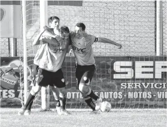  ?? ARCHIVO LA NUEVA. ?? Comercial quiere festejar el acceso a los playoffs por el título del Apertura.