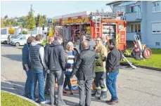  ?? FOTO: FEUERWEHR LINDAU ?? Max Witzigmann und seine Kollegen zeigen den Mitarbeite­rn des Stadtwerks Lindau die Einsatzfah­rzeuge, darunter auch ein Hilfeleist­ungslöschf­ahrzeug und eine 32 Meter hohe Drehleiter.