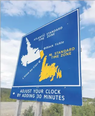  ?? JAMES MCLEOD/THE TELEGRAM ?? A sign on the side of the Trans-labrador Highway tells people to change their clocks because they are officially entering Atlantic Standard Time. The sign is wrong, because legally all of Labrador should be observing Newfoundla­nd Standard Time.