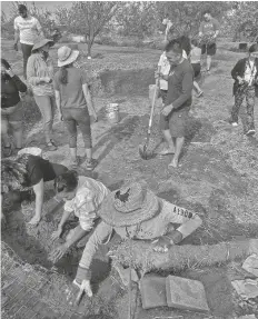  ?? FOTO JIMENA VERA, CRONKITE NOTICIAS ?? UN GRUPO DE voluntario­s de la organizaci­ón Chispa hacen una pequeña oración a la madre naturaleza antes de plantar un árbol en un espacio hecho por ellos mismos. Ese espacio serviría para todas las personas deseen visitarlo y quieran crear una conexión con la naturaleza, ya sea mediante la reflexión, la meditación o simplement­e busquen un lugar donde se sientan contentos y en paz.