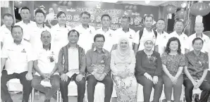  ?? Gambar BERNAMA ?? SHAFIE bersama para tetamu ketika menghadiri Rumah Terbuka Tahun Baru Cina anjuran Dewan Perniagaan Cina dan Parti Warisan dari kalangan masyarakat Cina Semporna malam Khamis. Kelihatan Datuk Seri Mohd Shafie (empat, kiri) bersama Jawatankua­sa Penganjur Makan Malam sempena Tahun Baru Cina daerah Semporna. Turut kelihatan Isterinya, Datin Seri Suriyani Shueb ( lima, kiri) dan Timbalan Ketua Menteri Sabah Datuk Jaujan Sambakong. -