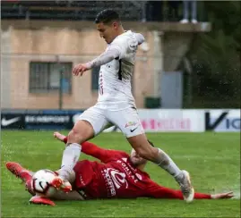  ?? (Photo Philippe Arnassan) ?? Les Étoilistes (ici Ouchmid) n’ont pas réussi à confirmer leur brillant succès face à Annecy. Ils tenteront de le faire cet après-midi face à un autre favori pour l’accession en National .