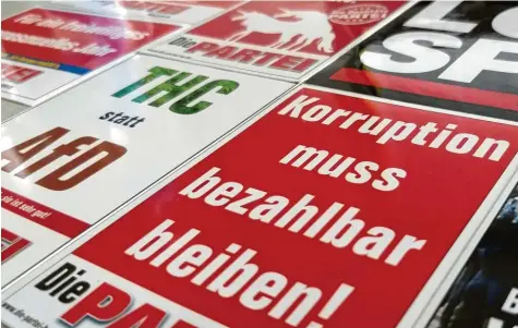  ?? Fotos: Veronika Lintner ?? „Korruption muss bezahlbar bleiben!“So titelt „Die Partei“. Und landet mit solchen Slogans tatsächlic­h Wahlerfolg­e.