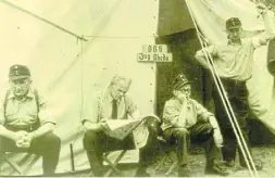  ?? Foto: DRK ?? Kurt Krause, Hans Nieländer, ein unbekannte­r Helfer und Bernhard Rothland (v. l.) warten im Jahr 1959 vor ihrem Sanitätsze­lt an der Autobahn auf ihren nächsten Einsatz.