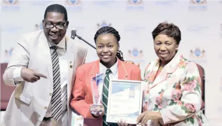  ??  ?? GAUTENG MEC for Education Panyaza Lesufi and Basic Education Minister Angie Motshekga with one of Gauteng’s top achievers, Tinotenda Mudzingwa, during the Gauteng matric awards ceremony held at Unisa. | OUPA MOKOENA African News Agency (ANA)