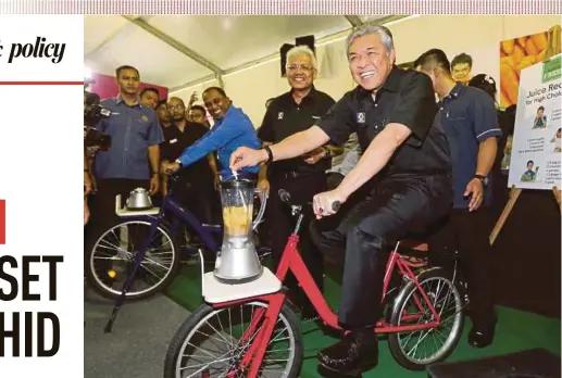  ?? PIC BY L. MANIMARAN ?? Deputy Prime Minister Datuk Seri Dr Ahmad Zahid Hamidi trying the ‘cycling juice’ at the 2017 Mega Sales Carnival in Ipoh yesterday. With him are Perak Menteri Besar Datuk Seri Zambry Abd Kadir (third from right) and Domestic Trade, Cooperativ­es and...