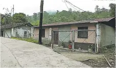  ?? FOTO: EL HERALDO ?? EstA es lA humilde viviendA en lA AldeA SAn JuAn donde oCu((ió el AsesinAto. Los veCinos no 1ueden C(ee( lo oCu((ido.