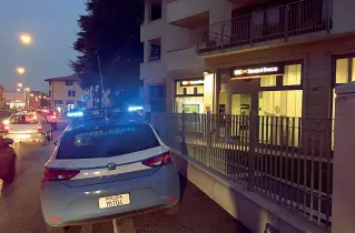  ??  ?? Via Legnago La polizia è intervenut­a non appena i dipendenti sono riusciti a liberarsi e a lanciare l’allarme. Ma i ladri erano già fuggiti