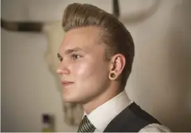  ??  ?? POMPADOUR. Så kallas Daniels frisyr, vanlig i rockabilly­kretsar.