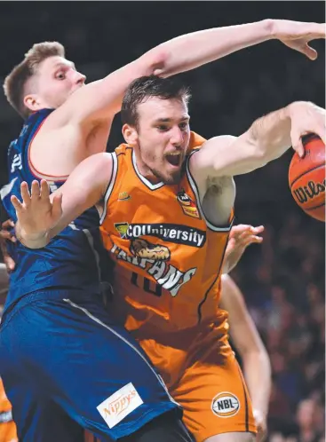  ?? Picture: DAVID MARLUZ ?? HUSTLE: Matthew Hodgson of the Adelaide 36ers and Mitch McCarron of the Taipans scrap for the ball in Adelaide, last night.