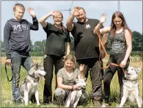  ??  ?? Rudelführe­r Kai: „Erziehe Huskys und Kids gleich streng!“