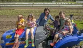  ?? FOTO JOREN DE WEERDT ?? Nele en Geert met hun vier kinderen op de tractor.