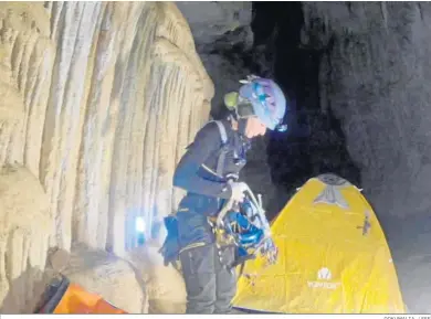  ?? GRANADA
DOKUMALIA / EFE ?? Beatriz Flamini, cuando estaba a punto de cumplir el reto de permanecer quinientos días dentro de la cueva.