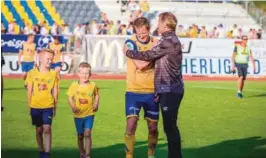  ?? FOTO: ELISABETH GROSVOLD ?? MER FAMILIELIV: Glenn Andersen takkes av Jerv-trener Arne Sandstø etter 3-2-triumfen mot Viking 27. mai i år. Til venstre sønnene Maximilian og Manuel. Glenn og ektefellen Linda er også foreldre til Maia.