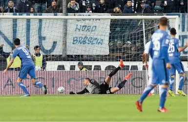  ?? Portiere battuto ?? L’autogol di Vitale che ha portato in vantaggio il Brescia. Di Caracciolo il raddoppio (LaPresse)