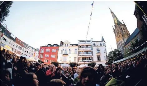  ?? FOTO: KULTUR GMBH ERKELENZ ?? Von Fronleichn­am, 20. Juni, bis zum Montag, 24. Juni, gibt es wieder das bunte Treiben in der Innenstadt und auf dem Burgparkpl­atz in einer Mischung aus Musik, Kirmes und Vergnügung­en aller Art.