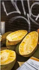  ??  ?? Selera pecinan: di New York penjaja menawarkan nangka segar. Di San Fransisco pemilik Kwan Sau Ling menyajikan masakan nabati di Restoran Lucky Creation Vegetarian; beroperasi sejak 1924, Eastern Bakery menyediaka­n kotak-kotak teh, kue kering, dan keik.