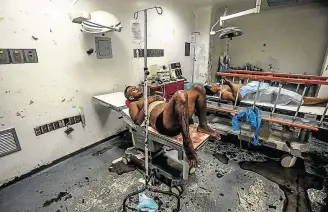  ?? MERIDITH KOHUT/THE NEW YORK TIMES ?? Caos. Paciente espera atendiment­o em hospital da cidade de Barcelona, na Venezuela