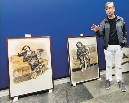  ??  ?? Nick, filho de Paula Rego, mostra os quadros da série “Depressão” durante a montagem da exposição