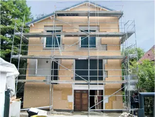  ??  ?? Isolée par l’extérieur, la maison a été doublée d’un manteau en laine de bois.