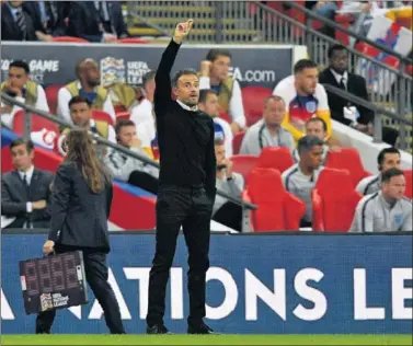  ??  ?? DEBUTANTE. Luis Enrique da instruccio­nes a sus jugadores en el partido de Wembley.