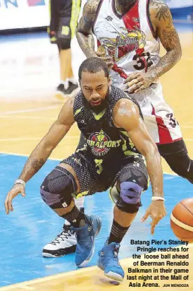  ?? JUN MENDOZA ?? Batang Pier’s Stanley Pringle reaches for the loose ball ahead of Beerman Renaldo Balkman in their game last night at the Mall of Asia Arena.