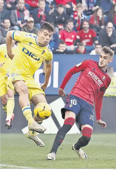  ?? EFE ?? Jorge Meré golpea el balón ante Aimar Oroz.