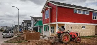  ?? Michael Ciaglo / Houston Chronicle ?? Constructi­on continues at Avenue Place in Houston’s Near Northside, one of the few affordable housing developmen­ts supported by the city’s local housing fund.