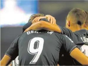  ?? EFE ?? Benzema es felicitado por Lucas Vázquez