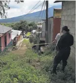  ??  ?? Trabajador­a . Vecinos definieron a la víctima como amable y muy colaborado­ra.