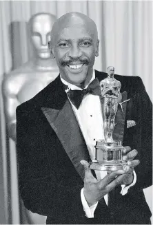  ?? AP ?? Louis Gossett Jr. with the Oscar for best supporting actor for his role in An Officer and a Gentleman in 1983.