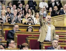  ?? Zowy Voeten ?? Carrizosa, levanta la mano, en un pleno en el Parlament.