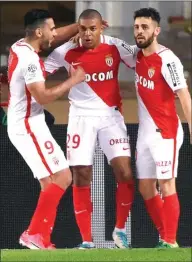  ?? JEAN-PIERRE AMET/AFP ?? AROMA JUARA: Dari kiri, Radamel Falcao, Kylian Mbappe, dan Bernardo Silva siap membawa Monaco merengkuh gelar Ligue 1 dini hari nanti.