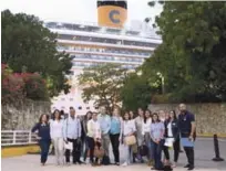 ??  ?? Grupo. El barco llegó a La Romana para recibir a un selecto grupo de agentes de viajes y representa­ntes de medios de comunicaci­ón.