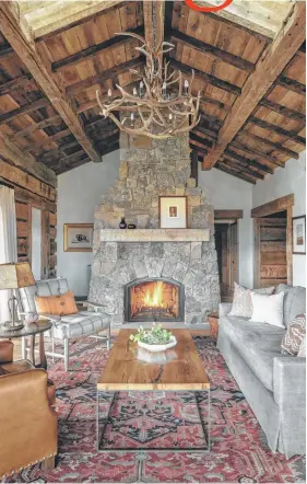  ?? Audrey Hall / Gibbs Smith ?? This living room from a vacation home in northern Idaho is found in Chase Reynolds Ewald’s “Cabin Style,” which features amazing homes in the American West.