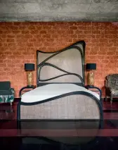  ??  ?? Dormitorio en la casa en Goa del interioris­ta Vikram Goyal publicado en AD India. Dcha., el del diseñador Guillermo Santomá de su casa de Barcelona publicado por AD España.