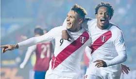  ??  ?? El peruano Paolo Guerrero, izquierda, celebra con André Carrillo su gol ante Paraguay, que lo puso de colíder goleador de la Copa América.