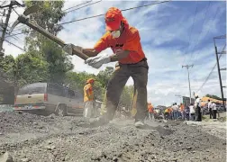  ??  ?? Propuestas. La Asamblea Legislativ­a estudia una de las propuestas de refuerzo financiero al FOVIAL.