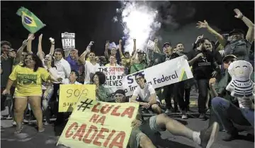  ??  ?? Divididos. Miles se manifestar­on ayer en las principale­s ciudades de Brasil, unos a favor y otros en contra de Lula.