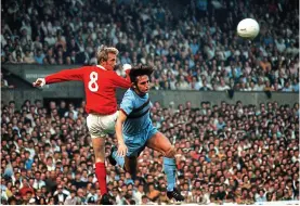  ?? BOB THOMAS ?? Head up: Denis Law in action for Manchester United against West Ham