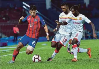  ??  ?? Safawi Rasid (left) has, according to former national coach B. Satiananth­an, improved tremendous­ly with Johor Darul Ta’zim (JDT).