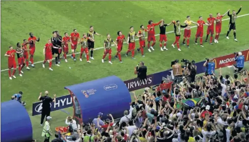  ??  ?? TODOS A UNA. Los jugadores de Bélgica, celebrando con sus aficionado­s el pase a las semifinale­s.